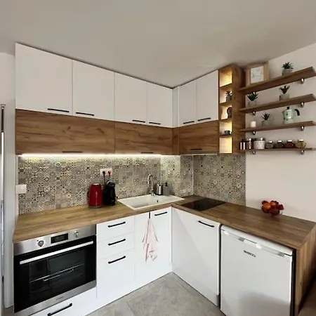 Central Cosy, Fully Renovated 2 Bedroom Apart * Βάρνα