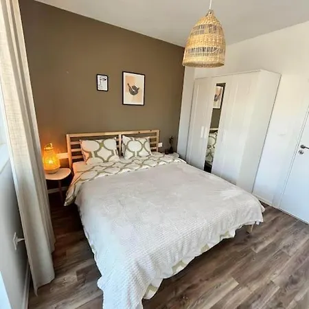 Central Cosy, Fully Renovated 2 Bedroom Apart
