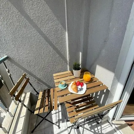 Central Cosy, Fully Renovated 2 Bedroom Apart * Βάρνα