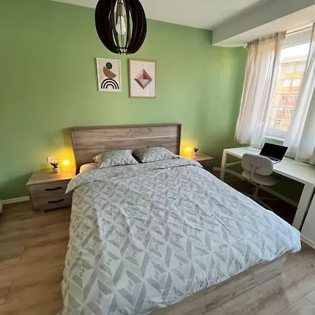 Central Cosy, Fully Renovated 2 Bedroom Apart Διαμέρισμα