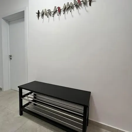 Central Cosy, Fully Renovated 2 Bedroom Apart *