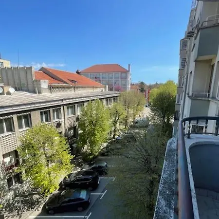 Central Cosy, Fully Renovated 2 Bedroom Apart