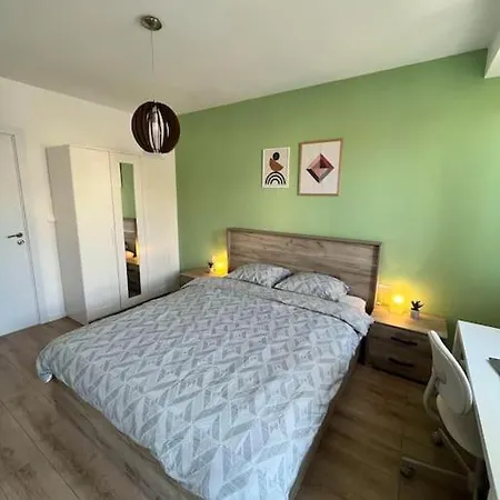 Central Cosy, Fully Renovated 2 Bedroom Apart